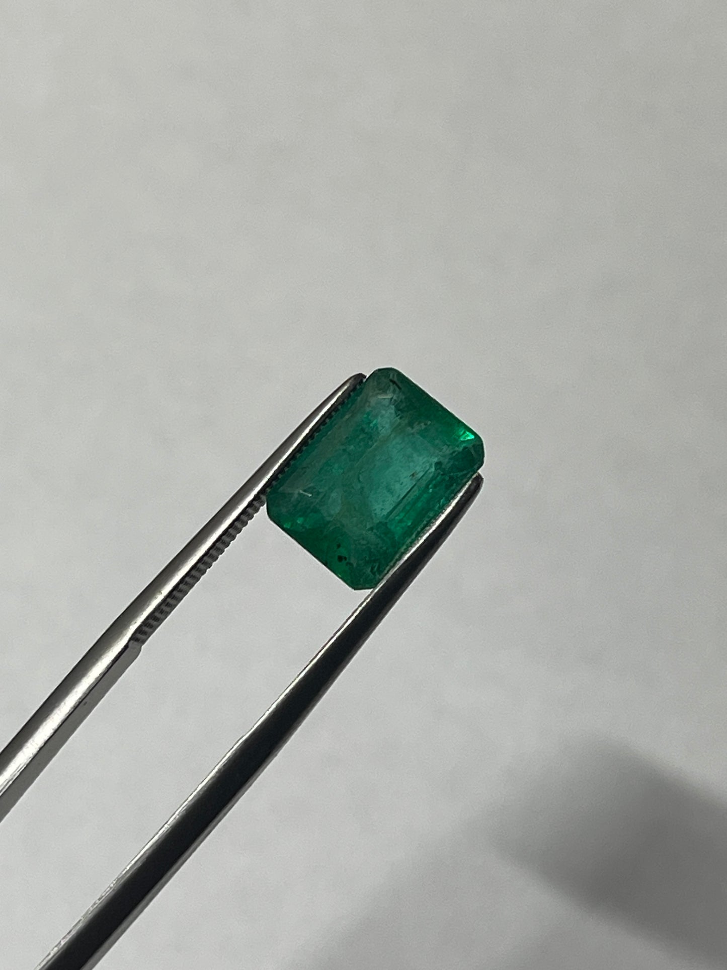 3.90 克拉祖母绿,含少量油,赞比亚