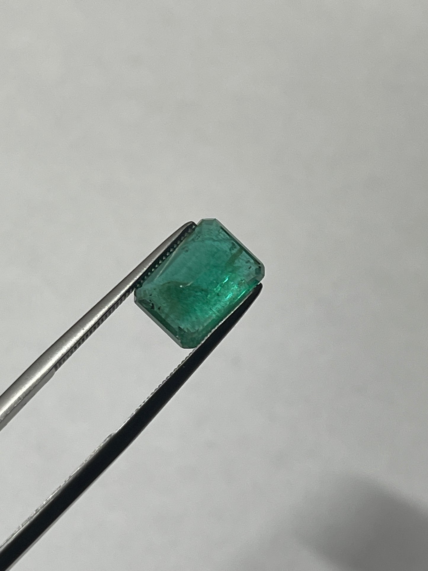 3.90 克拉祖母绿,含少量油,赞比亚
