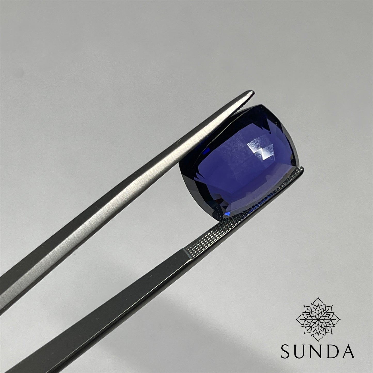 14.68ct Blue-Violet Tanzanite, Tanzania