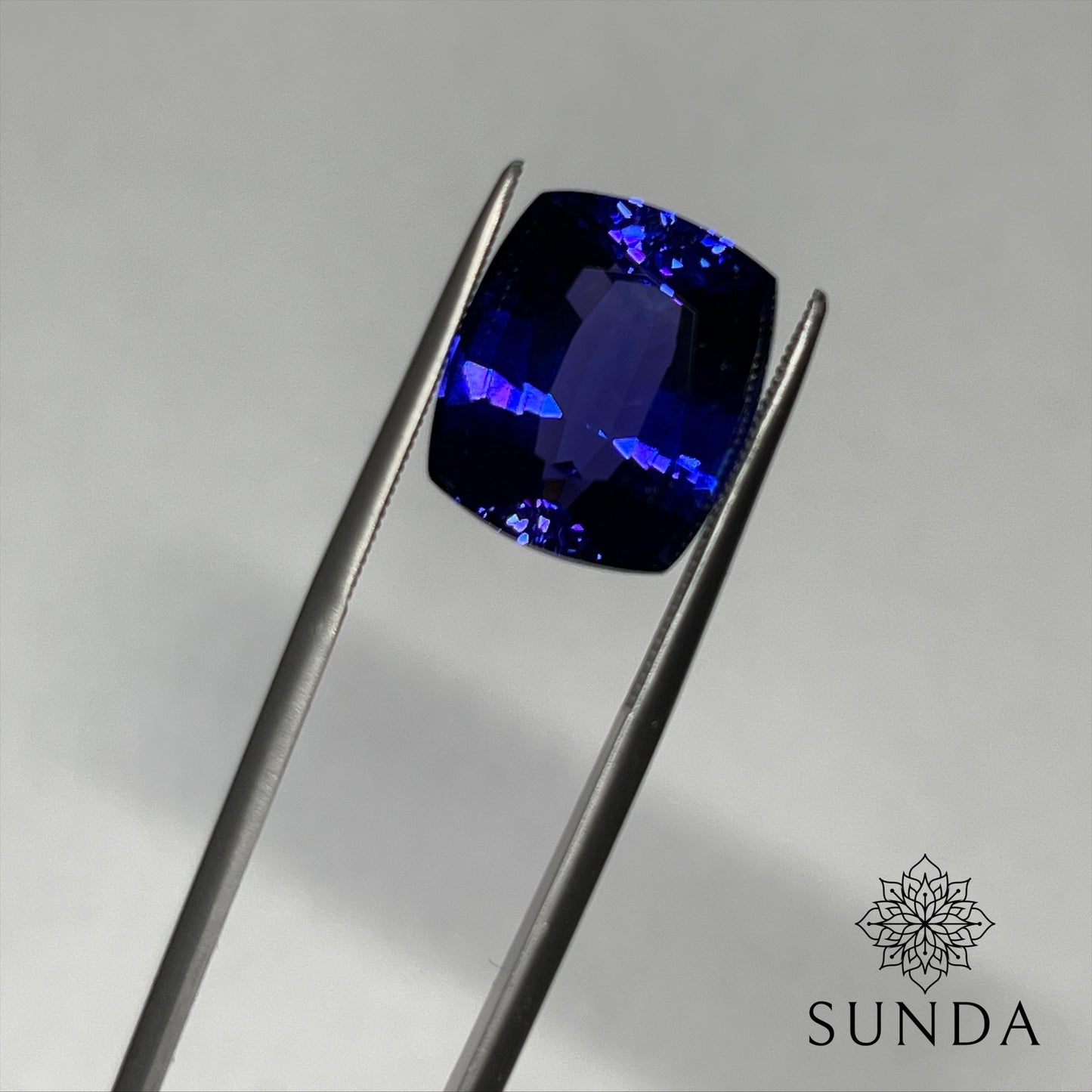 14.68ct Blue-Violet Tanzanite, Tanzania