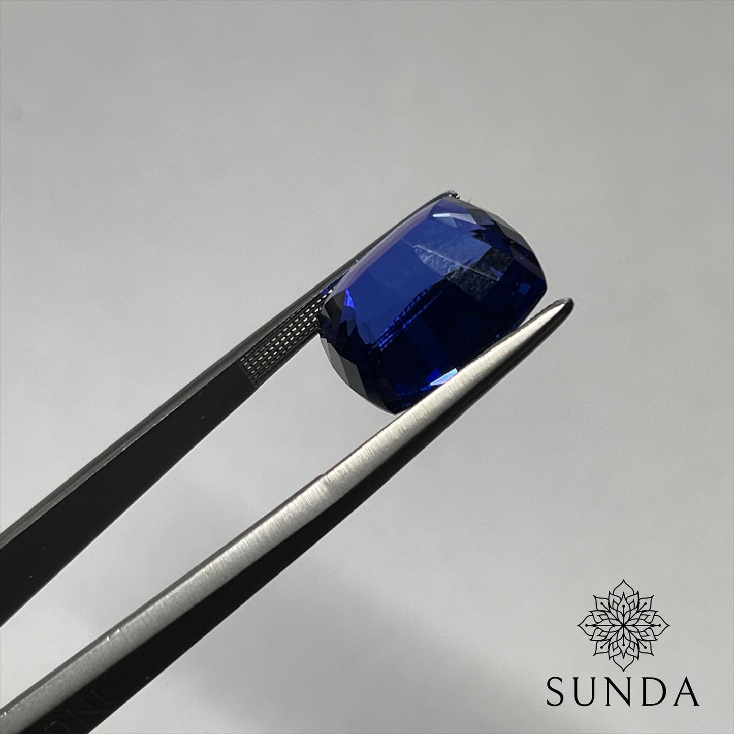 14.68ct Blue-Violet Tanzanite, Tanzania