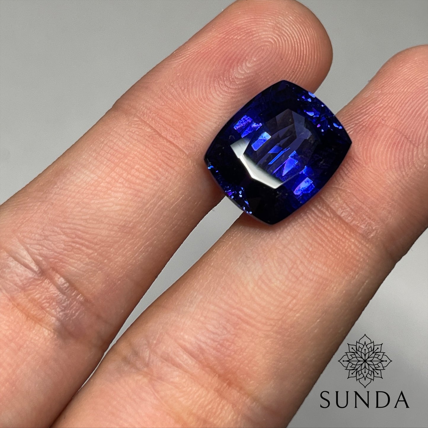 14.68ct Blue-Violet Tanzanite, Tanzania