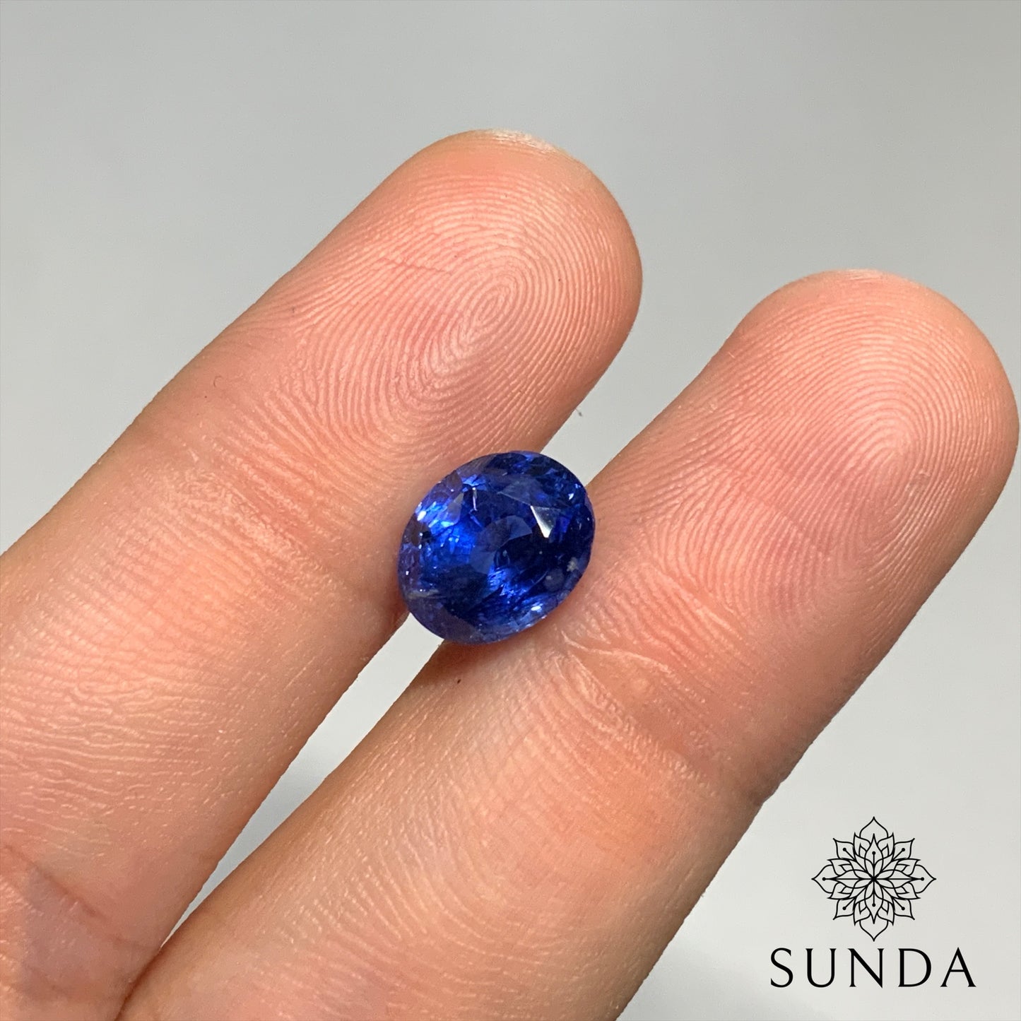 5.59 克拉鲜蓝色蓝宝石，斯里兰卡